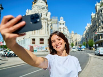 Chica joven en verano en Madrid