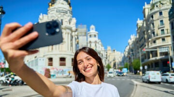 Chica joven en verano en Madrid