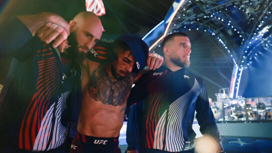 Ilia Topuria recibe ayuda al salir tras su derrota ante Justin Gaethje en su combate por el campeonato de peso ligero
