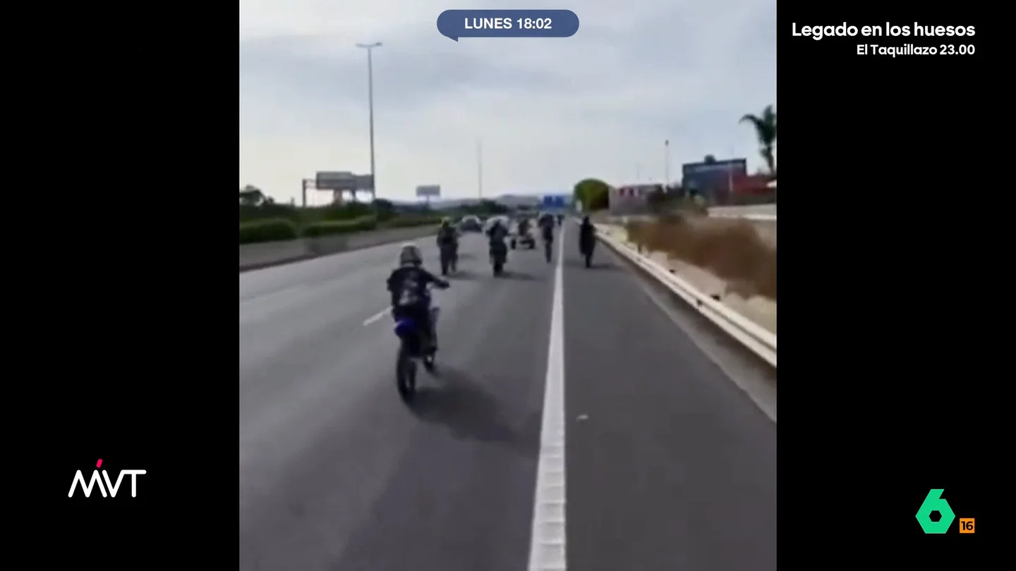 Organizan una carrera ilegal de motos en la A7: uno de los motoristas es un menor de 12 años A la carrera, que fue convocada a través de las redes sociales, se unieron 25 vehículos. Finalmente, fueron detenidas seis personas por, entre otras cosas, conducción temeraria bajo la influencia de las drogas o grupo criminal.