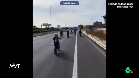 Organizan una carrera ilegal de motos en la A7: uno de los motoristas es un menor de 12 años A la carrera, que fue convocada a través de las redes sociales, se unieron 25 vehículos. Finalmente, fueron detenidas seis personas por, entre otras cosas, conducción temeraria bajo la influencia de las drogas o grupo criminal.