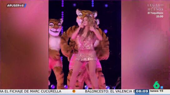 Shakira reaparece cantando su nuevo tema 'Zoo' rodeada de 'tigre' tras su pol&eacute;mica actuaci&oacute;n en el Mundial 