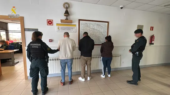 La Guardia Civil detiene a cinco personas en La Rioja La Guardia Civil detiene a cinco personas en La Rioja
