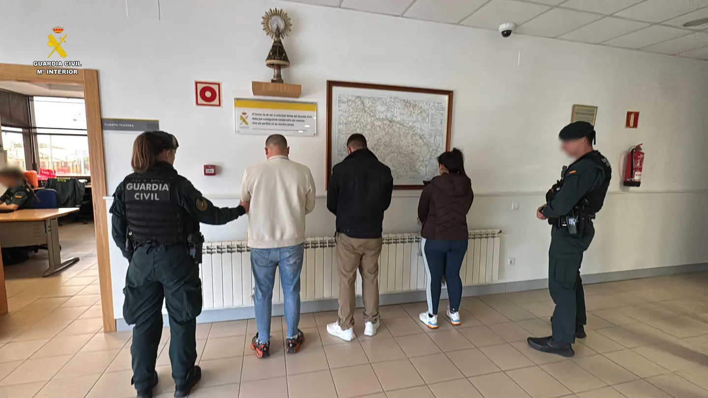 La Guardia Civil detiene a cinco personas en La Rioja La Guardia Civil detiene a cinco personas en La Rioja