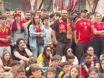 Aficionados espa&ntilde;oles ven el partido del Mundial contra Cabo Verde