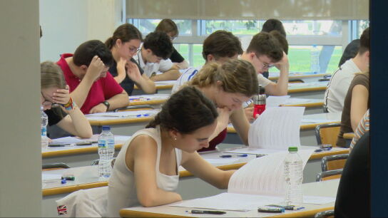 Alumnos de Bizkaia denuncian bajas notas en la PAU tras poner un mismo tribunal 60 ceros en el examen de euskera