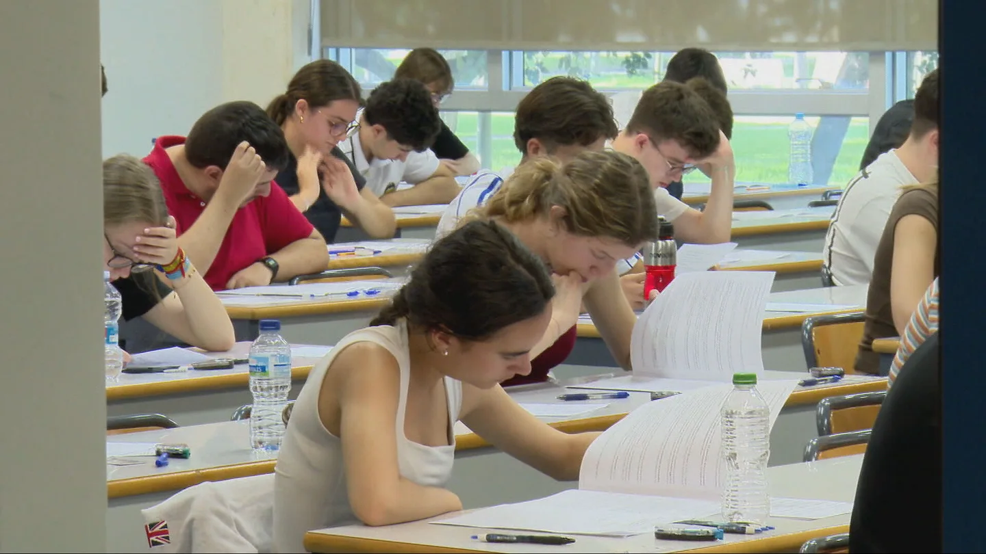 Alumnos de Bizkaia denuncian bajas notas en la PAU tras poner un mismo tribunal 60 ceros en el examen de euskera Alumnos de Bizkaia denuncian bajas notas en la PAU tras poner un mismo tribunal 60 ceros en el examen de euskera
