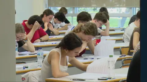 Alumnos de Bizkaia denuncian bajas notas en la PAU tras poner un mismo tribunal 60 ceros en el examen de euskera Alumnos de Bizkaia denuncian bajas notas en la PAU tras poner un mismo tribunal 60 ceros en el examen de euskera