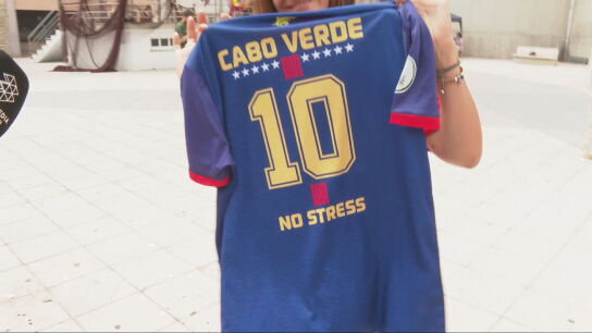 La alcaldesa de Burela sujeta la camiseta de Cabo Verde