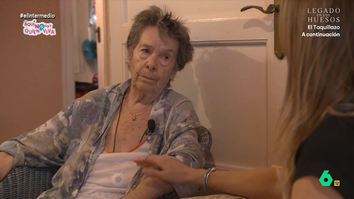 Mari Carmen, con 87 años y un delicado estado de salud, afronta su tercer intento de desahucio Andrea Ropero entrevista a Mari Carmen Abascal en la que todavía es su casa. Allí le habla sobre la amenaza de un tercer intento de desahucio por parte del fondo buitre que compró su piso. Una lucha de cinco años que, asegura, se la llevado su salud "por delante".