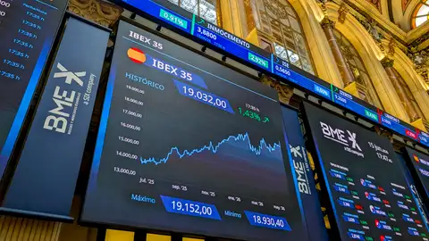 El IBEX 35 alcanza su máximo histórico: supera los 19.000 puntos tras el acuerdo de EEUU e Irán y la apertura de Ormuz El IBEX 35 alcanza su máximo histórico: supera los 19.000 puntos tras el acuerdo de EEUU e Irán y la apertura de Ormuz