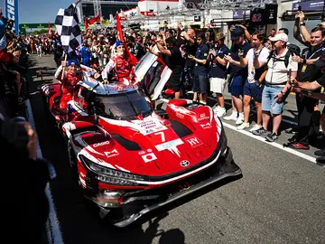 Toyota conquista las 24 horas de Le Mans y acaba así con el dominio de Ferrari Toyota conquista las 24 horas de Le Mans y acaba así con el dominio de Ferrari