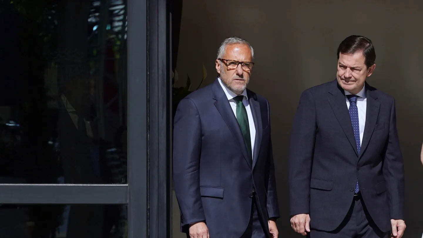El presidente de Castilla y León, Alfonso Fernández Mañueco, junto al vicepresidente primero, Carlos Pollán El presidente de Castilla y León, Alfonso Fernández Mañueco , junto al vicepresidente primero, Carlos Pollán