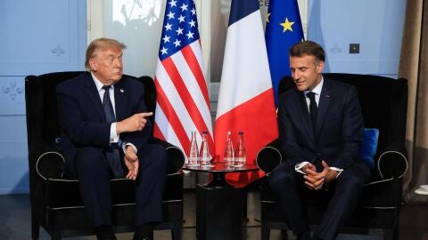 Imagen de Donald Trump y Emmanuel Macron.