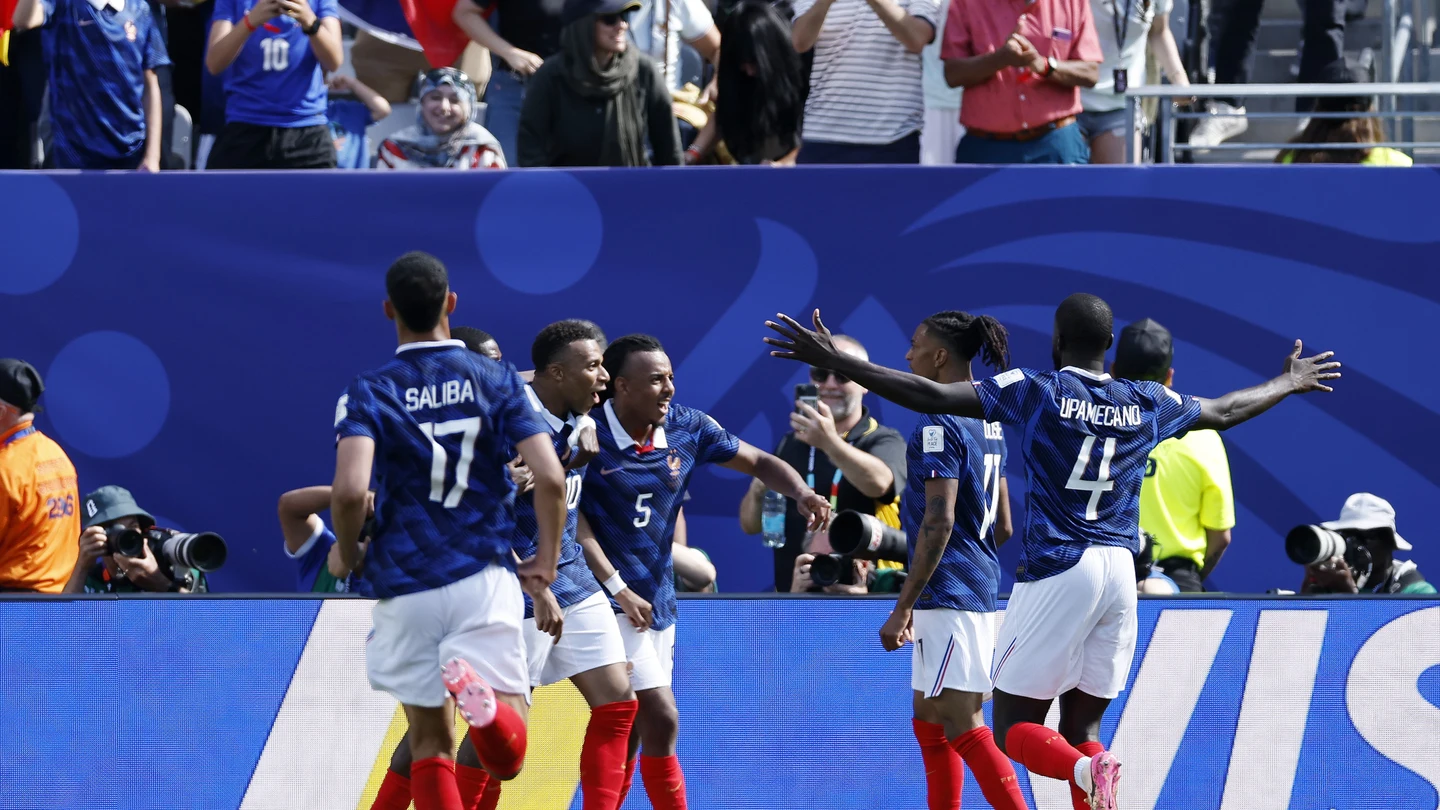Francia celebra su gol contra Senegal Francia celebra su gol contra Senegal