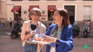 Margarita Robles no se atreve a desafiar la Ley de Murphy y se "zampa" la tostada con mermelada