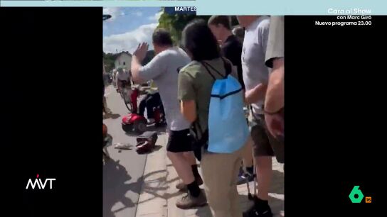 La mujer quer&iacute;a ver m&aacute;s de cerca el paso de los ciclistas y, en lugar de quedarse en la acera, decide avanzar un poco m&aacute;s lo que provoca que un ciclista impacte con su veh&iacute;culo. 