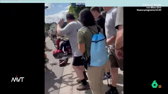 Una señora provoca un aparatoso accidente en una carrera ciclista: invadió la calzada con su scooter eléctrica La mujer quería ver más de cerca el paso de los ciclistas y, en lugar de quedarse en la acera, decide avanzar un poco más lo que provoca que un ciclista impacte con su vehículo.