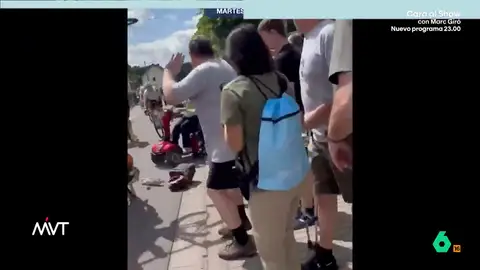 Una señora provoca un aparatoso accidente en una carrera ciclista: invadió la calzada con su scooter eléctrica La mujer quería ver más de cerca el paso de los ciclistas y, en lugar de quedarse en la acera, decide avanzar un poco más lo que provoca que un ciclista impacte con su vehículo.