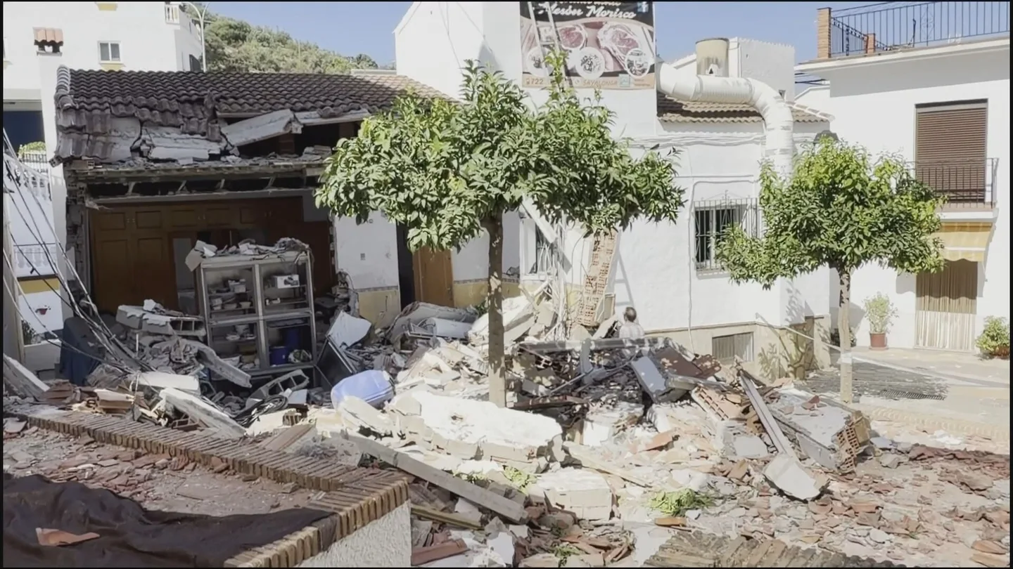 Al menos ocho heridos tras la deflagración de una bombona en un restaurante de Sayalonga (Málaga) Al menos ocho heridos tras la deflagración de una bombona en un restaurante de Sayalonga (Málaga)
