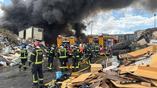 Un incendio en una nave de chatarra en Vic&aacute;lvaro (Madrid) deja una gran columna de humo