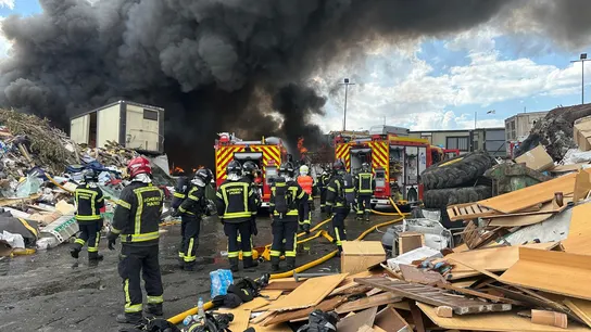 Un incendio en una nave de chatarra en Vicálvaro (Madrid) deja una gran columna de humo Un incendio en una nave de chatarra en Vicálvaro (Madrid) deja una gran columna de humo