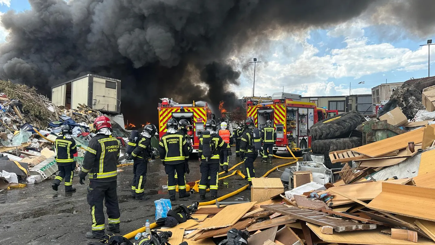 Un incendio en una nave de chatarra en Vicálvaro (Madrid) deja una gran columna de humo Un incendio en una nave de chatarra en Vicálvaro (Madrid) deja una gran columna de humo