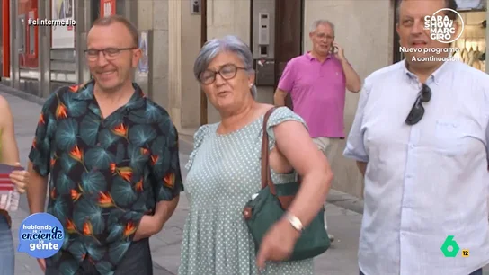 Una señora defiende la inocencia de Zapatero frente a Thais Villas: "Que vayan abriendo las cajas fuertes de todos" La reportera genera un debate en la calle tras la imputación de José Luis Rodríguez Zapatero. Descubre qué piensan sobre el expresidente socialista los ciudadanos en el vídeo principal.