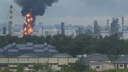 La refiner&iacute;a de Kapotnia, al sureste de la capital rusa, se incendi&oacute; debido a un ataque masivo de drones ucranianos contra Mosc&uacute;.