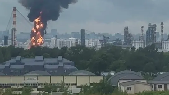 La refinería de Kapotnia, al sureste de la capital rusa, se incendió debido a un ataque masivo de drones ucranianos contra Moscú. La refinería de Kapotnia, al sureste de la capital rusa, se incendió debido a un ataque masivo de drones ucranianos contra Moscú.