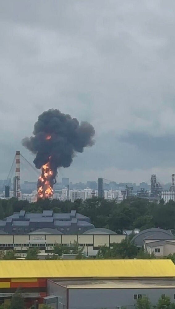 La refinería de Kapotnia, al sureste de la capital rusa, se incendió debido a un ataque masivo de drones ucranianos contra Moscú.