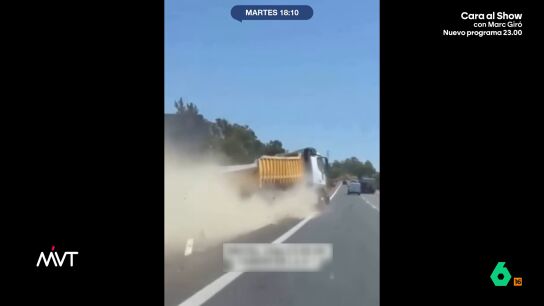 Un conductor grababa el momento exacto del tremendo accidente de un cami&oacute;n en la A-7 a la altura de San Roque. El conductor del cami&oacute;n ha sido evacuado al hospital y se han producido retenciones largas retenciones de tr&aacute;fico.