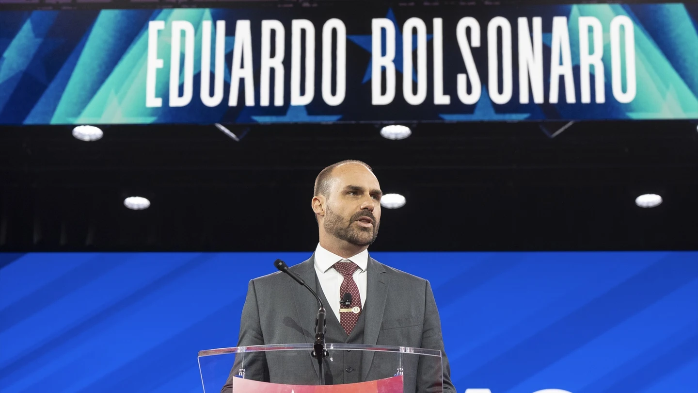 Condenado por coacción a la justicia el hijo del expresidente Bolsonaro por presionar a EEUU para imponer sanciones a Brasil Condenado por coacción a la justicia el hijo del expresidente Bolsonaro por presionar a EEUU para imponer sanciones a Brasil