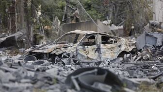 Un veh&iacute;culo calcinado por un ataque de Israel en Tiro, en el sur de L&iacute;bano