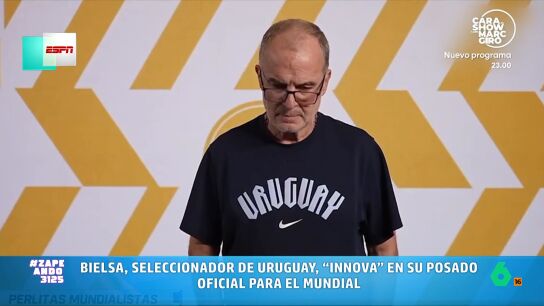 Marcelo Bielsa lo ha vuelto a hacer y se ha pasado el juego de las sesiones de foto y v&iacute;deo para el Mundial. Ni brazos cruzados, ni se&ntilde;al&aacute;ndose el escudo, el seleccionador de Uruguay aparece mirando al suelo y con las manos en los bolsillos.