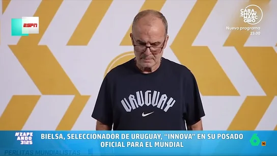 La surrealista pose del seleccionador de Uruguay en sus imágenes para el Mundial Marcelo Bielsa lo ha vuelto a hacer y se ha pasado el juego de las sesiones de foto y vídeo para el Mundial. Ni brazos cruzados, ni señalándose el escudo, el seleccionador de Uruguay aparece mirando al suelo y con las manos en los bolsillos.