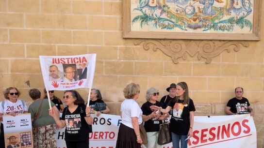 Asociaciones de v&iacute;ctimas de la DANA, ante Les Corts este mi&eacute;rcoles.