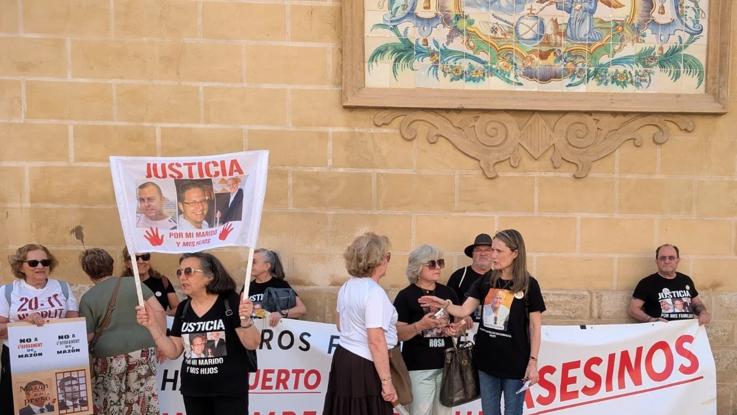 Asociaciones de víctimas de la DANA, ante Les Corts este miércoles. Asociaciones de víctimas de la DANA, ante Les Corts este miércoles.