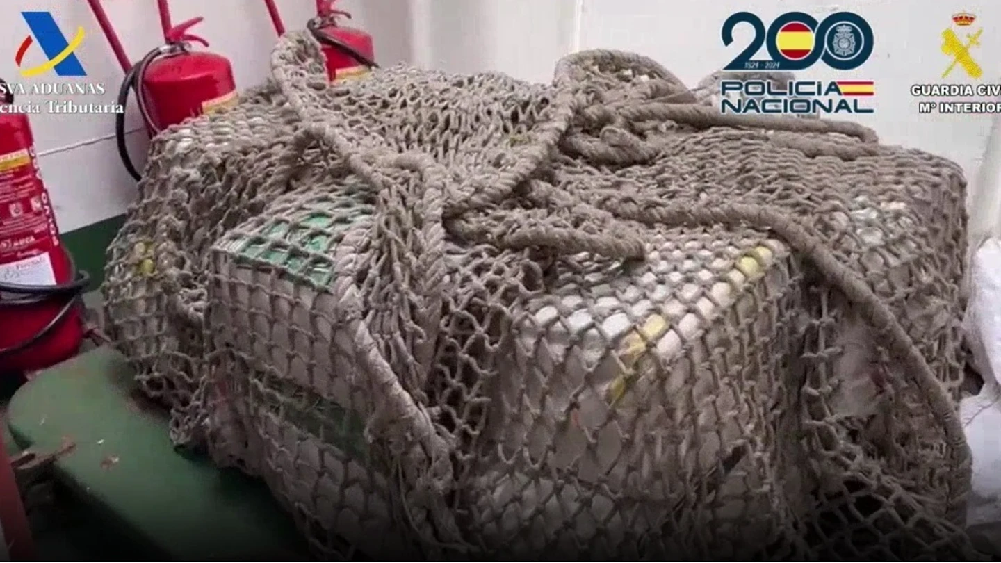Un velero, 500 kilos de cocaína y tres detenidos: operativo de Aduanas a 740 kilómetros de Canarias Un velero, 500 kilos de cocaína y tres detenidos: operativo de Aduanas a 740 kilómetros de Canarias