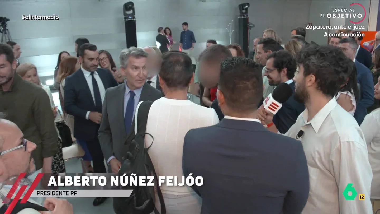 Isma Juárez no consigue un saludo de Feijóo para El Intermedio, pero sí un resultado para el Mundial El reportero ha asistido al Foro Taleñto y allí uno de los invitados ha sido el líder popular. Juárez ha intentado que Feijóo responda a alguna de sus preguntas, pero, como afirma Isma, "cuando no les preguntas sobre temas políticos es cuando ellos quieren hablar".
