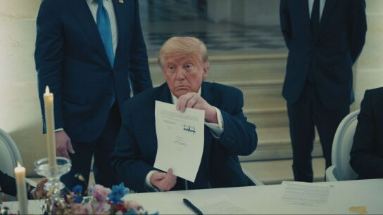 Donald Trump muestra el acuerdo con Ir&aacute;n tras firmarlo en Versalles