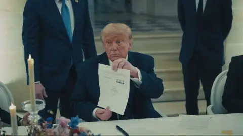 Donald Trump muestra el acuerdo con Irán tras firmarlo en Versalles Donald Trump muestra el acuerdo con Irán tras firmarlo en Versalles