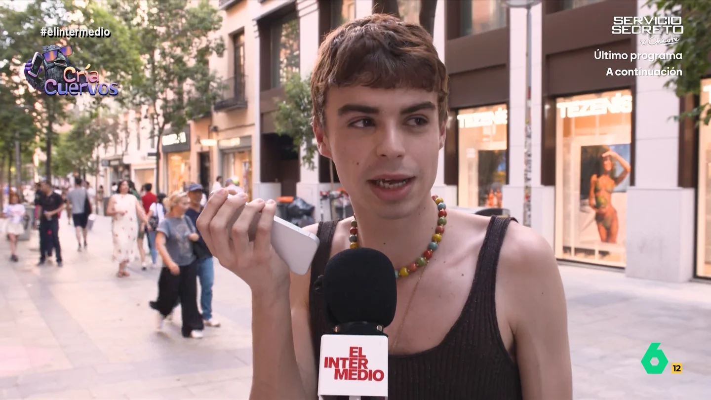 La reacción de una madre cuando su hijo le dice que se ha comprado un móvil por 300 euros al mes: "¿Tú lo flipas o qué?" En una nueva entrega de 'Cría cuervos', un joven pone a prueba el amor de su madre y le dice que se ha comprado un móvil de última generación por 300 euros al mes. La furibunda reacción de la progenitora, en este vídeo.