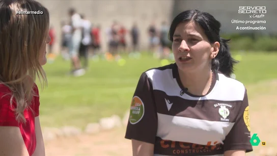 Elena, reclusa, explica el beneficio de jugar al rugby en prisión: "Me ayuda a empoderarme, a sentirme orgullosa, a seguir adelante" Andrea Ropero habla con Elena y Teresa, dos reclusas que forman parte del proyecto de la Federación Española de Rugby. Aseguran que jugar a este deporte en prisión les ha cambiado su forma de ver el mundo y a ellas mismas.