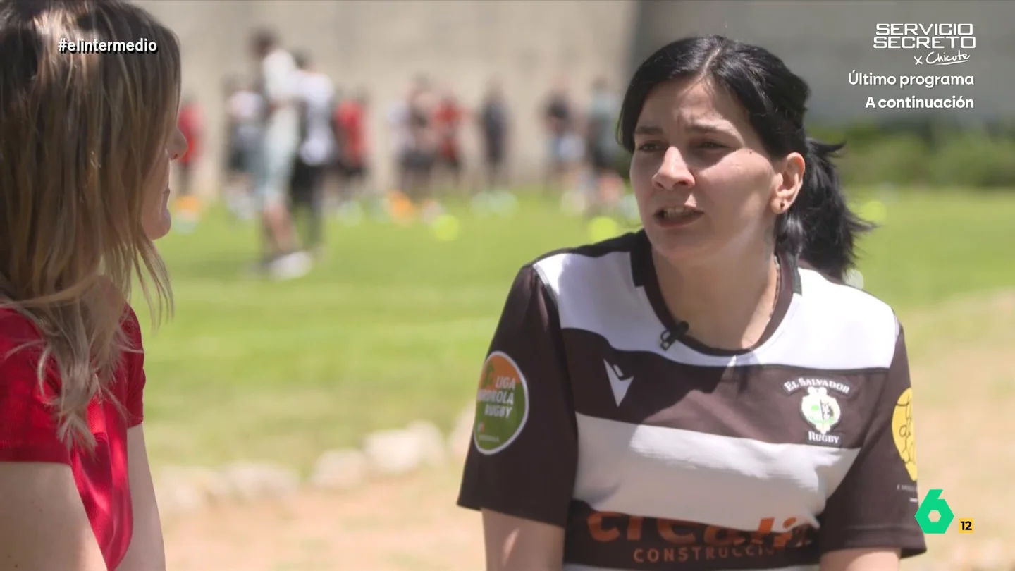 Elena, reclusa, explica el beneficio de jugar al rugby en prisión: "Me ayuda a empoderarme, a sentirme orgullosa, a seguir adelante" Andrea Ropero habla con Elena y Teresa, dos reclusas que forman parte del proyecto de la Federación Española de Rugby. Aseguran que jugar a este deporte en prisión les ha cambiado su forma de ver el mundo y a ellas mismas.