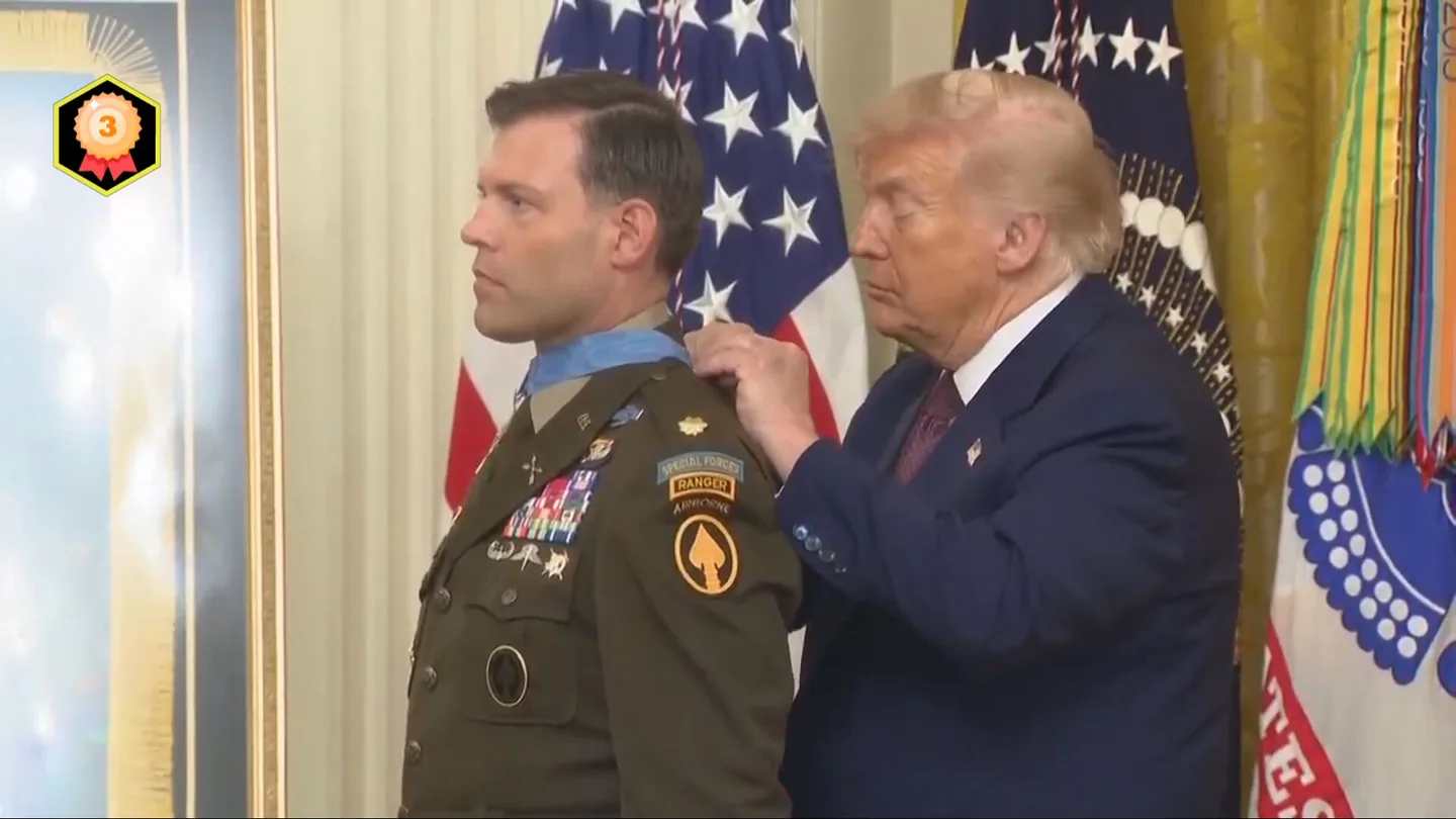 Donald Trump intenta poner la Medalla de Honor a un veterano Donald Trump intenta poner la Medalla de Honor a un veterano