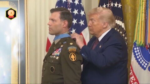 Donald Trump intenta poner la Medalla de Honor a un veterano