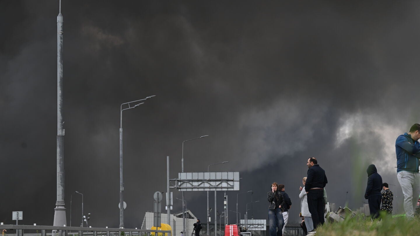 Humo negro en Moscú, tras el incendio de una refinería 