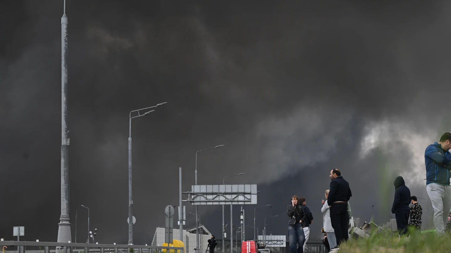 Humo negro en Moscú, tras el incendio de una refinería Humo negro en Moscú, tras el incendio de una refinería