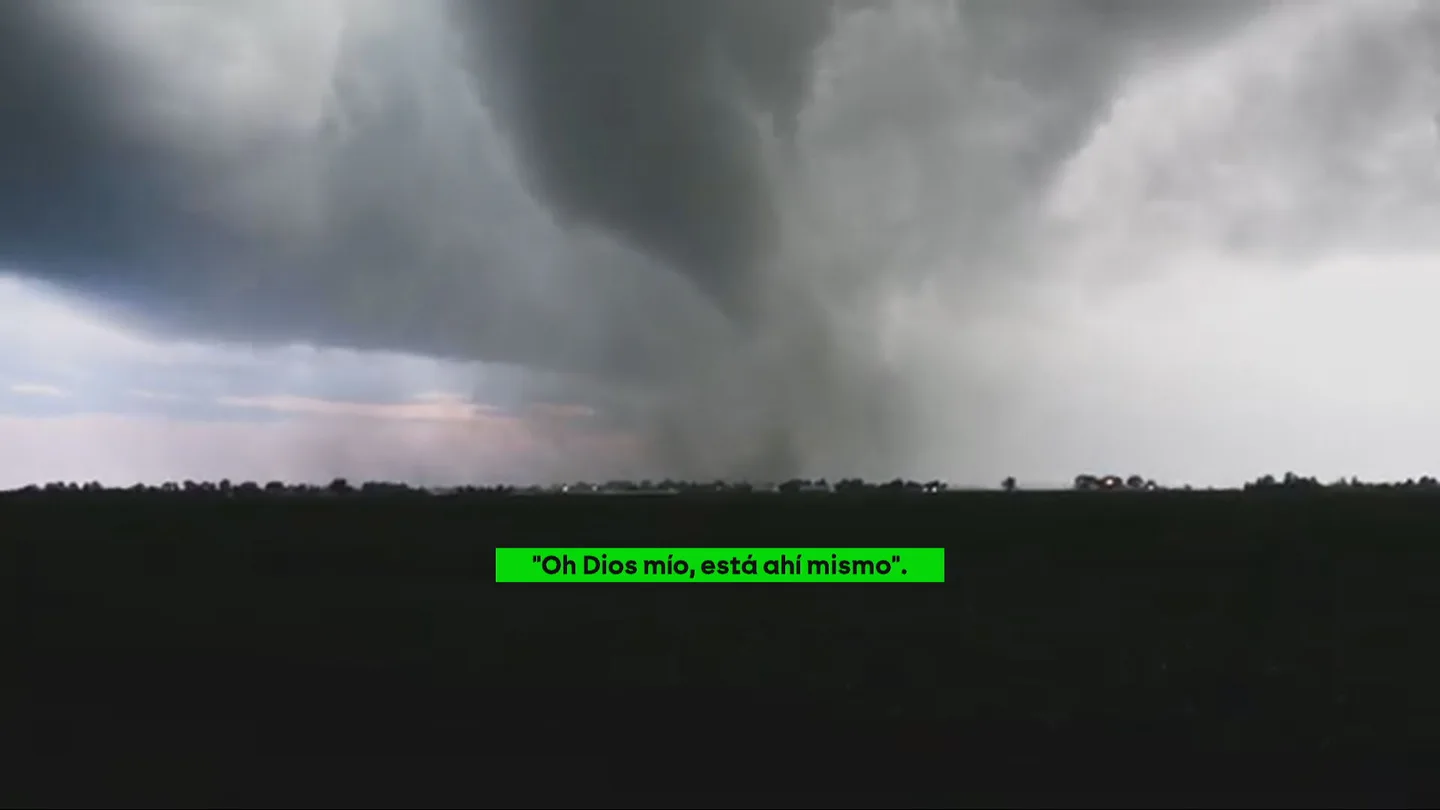 La imprudencia de un hombre que arriesga su vida por retransmitir en directo tornados en Illinois La imprudencia de un hombre que arriesga su vida por retransmitir en directo tornados en Illinois